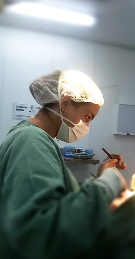 Dra Juliana Metzker Cirurgiã Plástica BH em ação