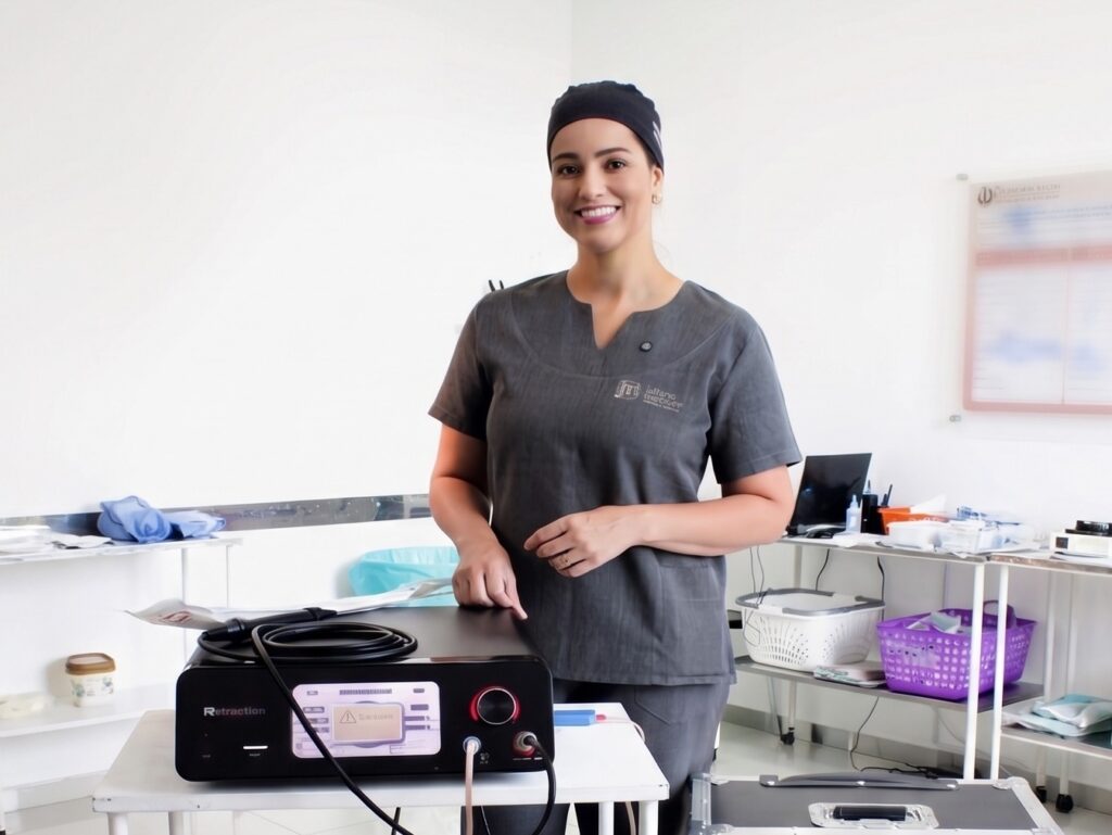 Dra Juliana Metzker cirurgiã plástica em Belo Horizonte no bloco cirurgico com o aparelho Retraction para redução de flacidez, momentos antes de entrar para a cirurgia